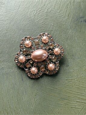 🧡 2/$15 🧡 Vintage Pink Pearl and Crystal Floral Brooch